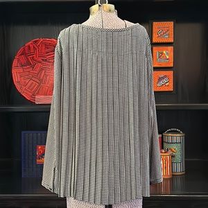 Beautiful Pleat Back Black And White Print Blouse Size Large